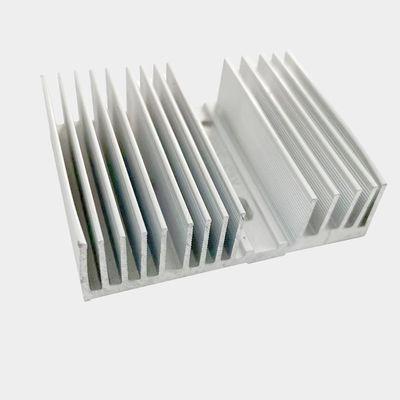 Dispositivo termico a profilo di alluminio resistente alla corrosione Dispositivo termico ad estrusione di alluminio con efficiente dissipazione del calore