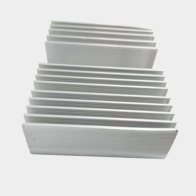 Dispositivo termico a profilo di alluminio resistente alla corrosione Dispositivo termico ad estrusione di alluminio con efficiente dissipazione del calore